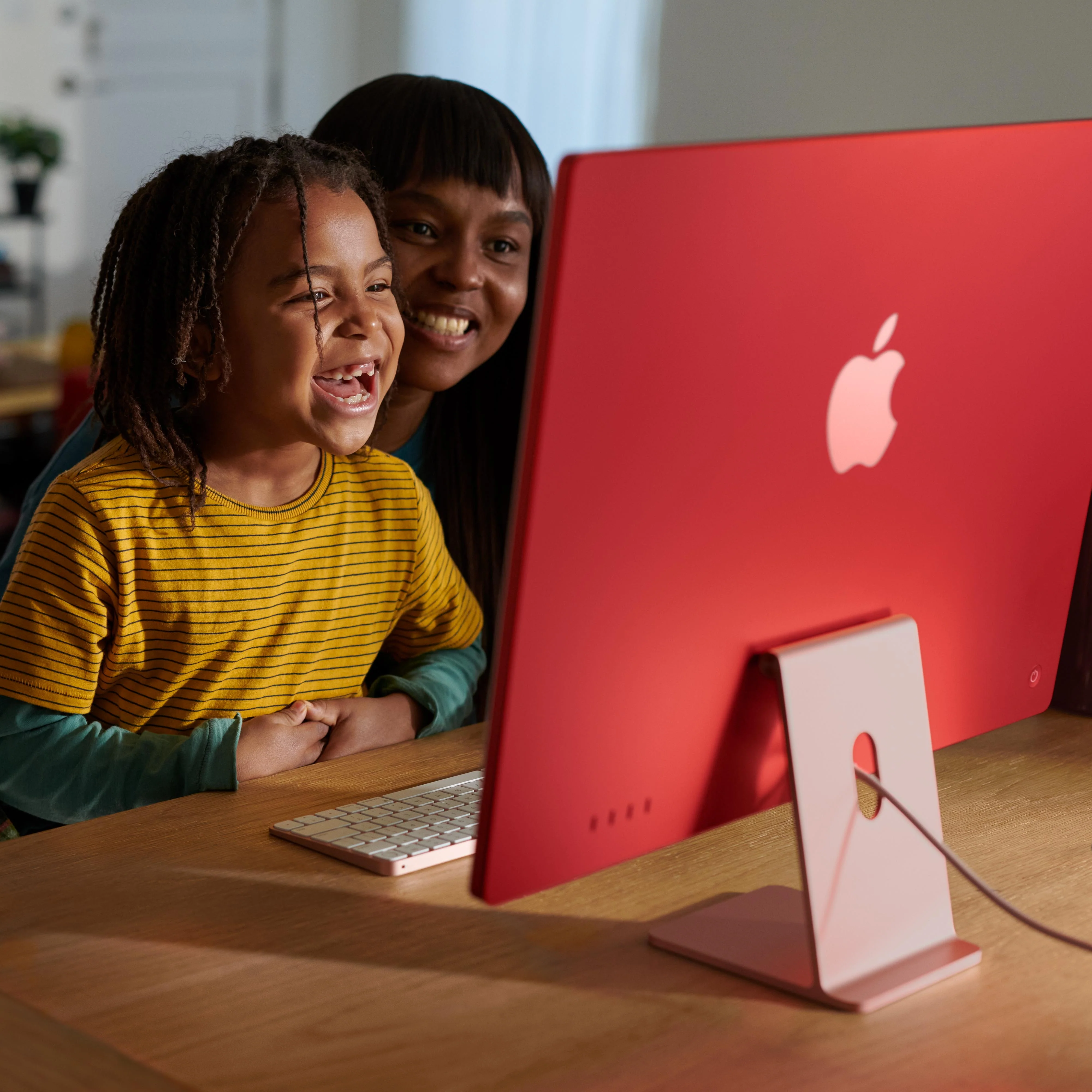 24-inch iMac with Retina 4.5K display: Apple M3 chip with 8‑core CPU and 10‑core GPU, 512GB SSD - Silver - Image 6